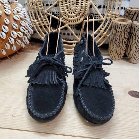 Minnetonka Moccasin Ankle Boots Stud Fringe Suede Black Lace Hard Sole Sz 8 Boho - Picture 2 of 13